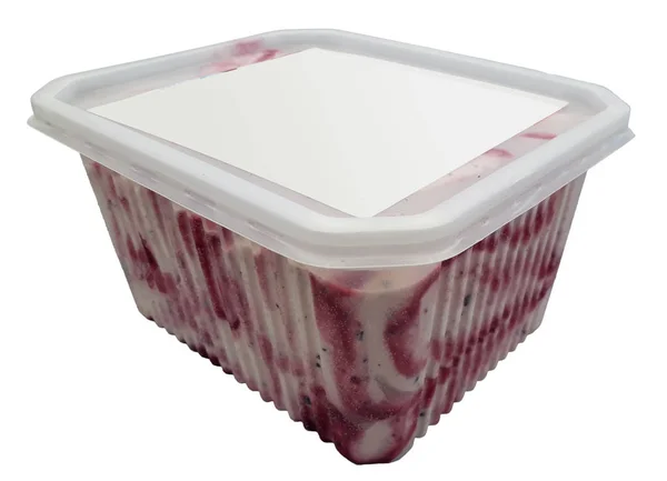 Berry dondurma üzerine beyaz izole plastik bir kutu içinde