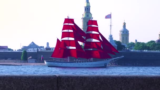 ロシアのサンクトペテルブルク 2019年6月8日 休日のための赤い帆でフリゲートのリハーサルパススカーレット帆 — ストック動画
