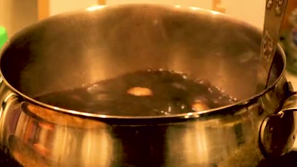 Grote Metalen Kookpan Met Kokende Wijn Fruit Binnen Glühwein Koken — Stockvideo