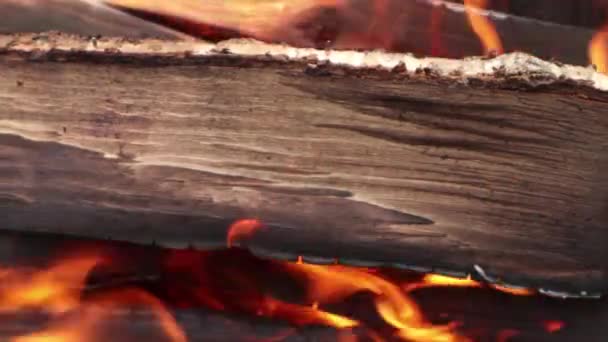 Feu ouvert et bois de chauffage avec des flammes et de la fumée gros plan, séquences naturelles 4K 