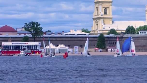 Szentpétervár Oroszország 2019 Július Jachtok Bemutató Belépője Színes Vitorlákkal Haditengerészet — Stock videók