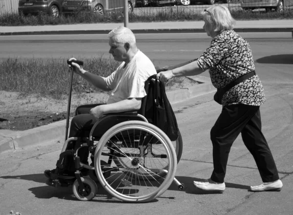 Saint Petersburg Russia June 2019 Elderly Couple Old Woman Carries — Stock Photo, Image