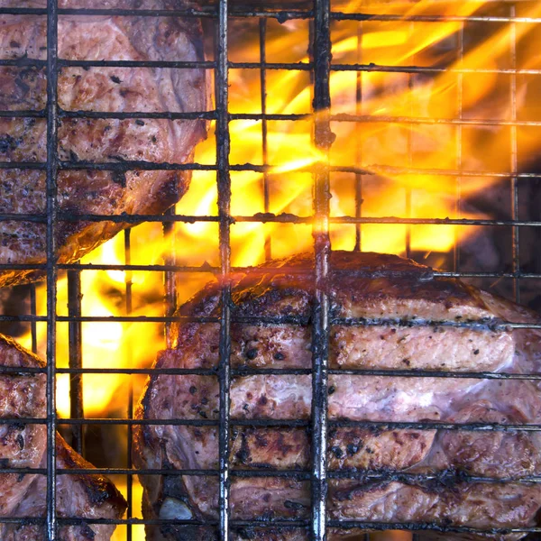 Несколько Кусочков Слегка Обгоревшего Мяса Обугленной Решетке Огнем Дымом Внизу — стоковое фото