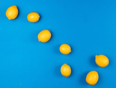 Pop sanat tarzı, parlak mavi arka planda olgun sarı limon takımyıldızları. 