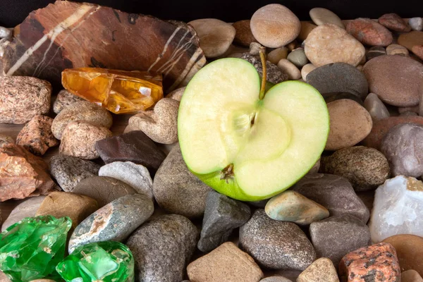 Hälften Stort Grönt Äpple Med Stjälk Liggande Sten Dekorerad Med — Stockfoto