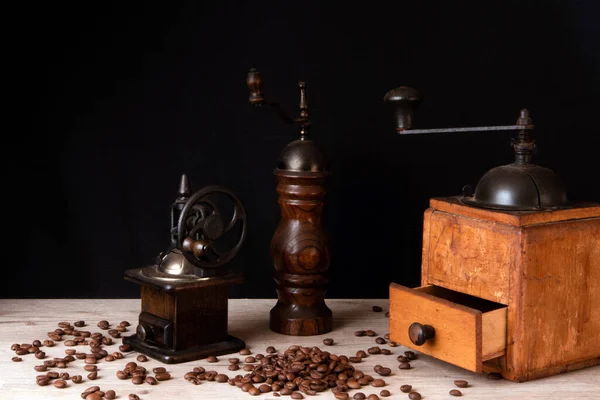 Trä Vintage Manuella Kaffekvarnar Och Peppar Kvarn Med Kaffebönor Utspridda — Stockfoto
