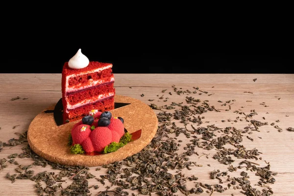 Два Аппетитных Вкусных Красных Торта Пробки Стенд Разбросаны Сухой Зеленый — стоковое фото