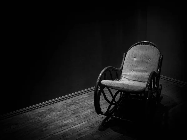 Ψάθινη Κουνιστή Καρέκλα Άδειο Δωμάτιο Ξύλινο Πάτωμα Μονόχρωμο Μινιμαλιστικό Στυλ — Φωτογραφία Αρχείου