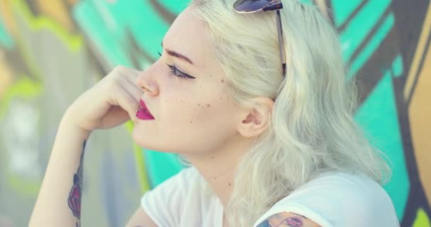 Blond woman with tattoos — Stock Video