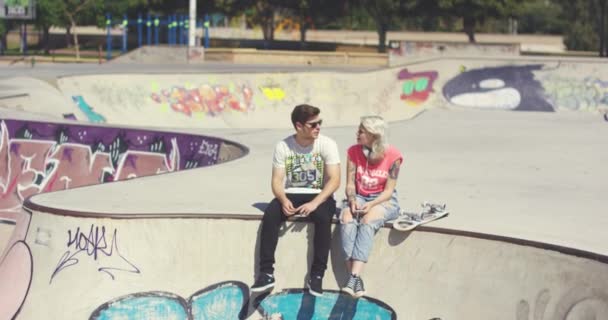 Casal sentado no parque de skate — Vídeo de Stock