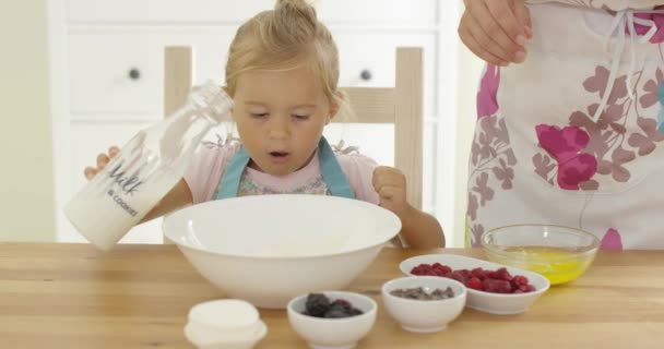 Bonito bebê assar com mulher em uma cozinha — Vídeo de Stock