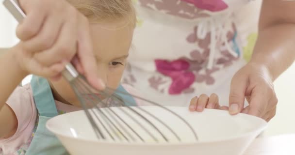 Malá holčička pečení s matkou — Stock video