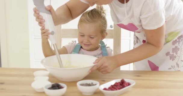 Sevimli küçük sarışın kız pişirmeye öğrenme — Stok video