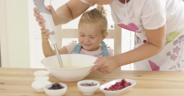 Hübsche kleine blonde Mädchen lernen zu backen — Stockvideo