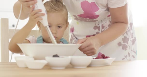 Ernstige vrij klein meisje zich te concentreren op het bakken — Stockvideo