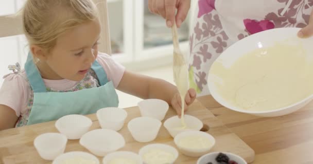 Nalil těsto muffin do držitelů — Stock video