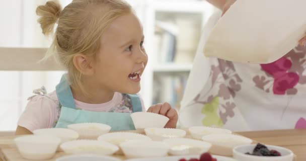 Šťastná holčička s prázdnou muffin držáky — Stock video