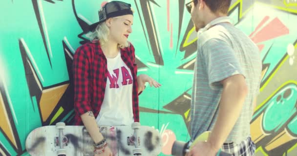 Trendy urban girl chatting with her boyfriend — ストック動画