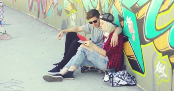 Young hipster couple browsing the internet — ストック動画