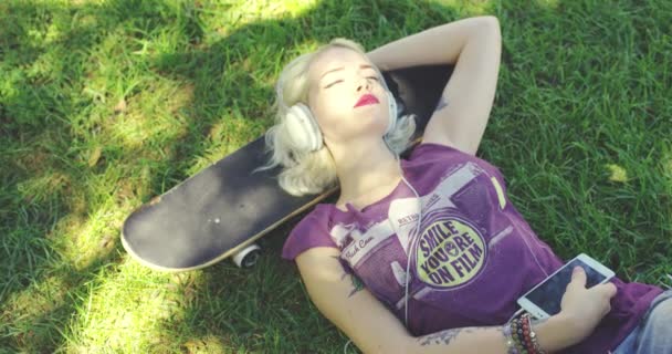 Junge blonde Frau entspannt Musik hören — Stockvideo