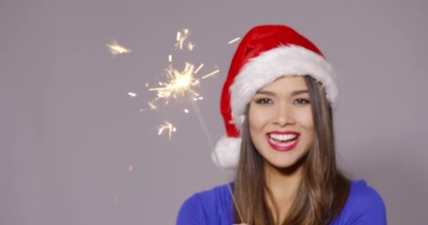 华丽性感的年轻女性，在圣诞老人的帽子 — 图库视频影像