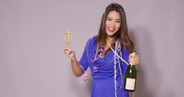 Σέξι νεαρή γυναίκα που γιορτάζει το νέο έτος — Αρχείο Βίντεο