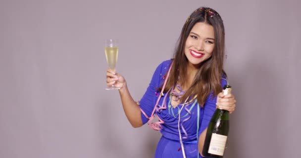 Młoda kobieta zabawa jak ona świętuje Nowy rok — Wideo stockowe