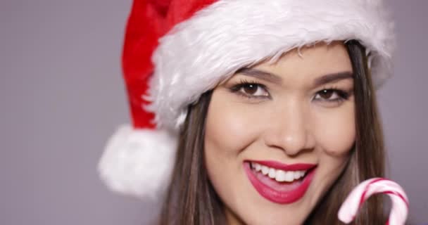 Smyslná mladá žena kousání candy cane — Stock video