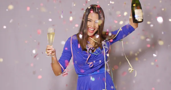 Mujer feliz risita celebrando el Año Nuevo —  Fotos de Stock