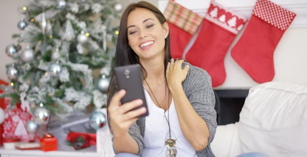 Joyeux jeune femme prenant un selfie à Noël — Photo