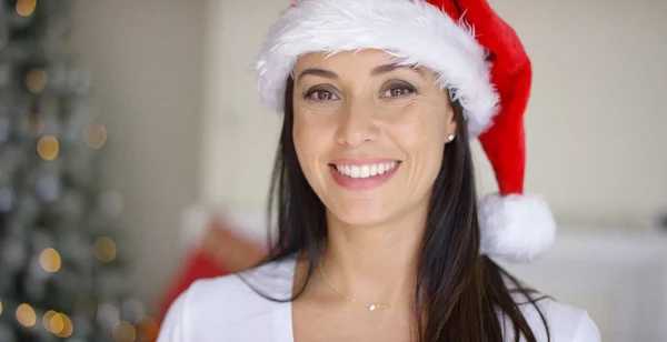 Mujer bastante vivaz vistiendo un sombrero de Santa — Foto de Stock