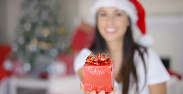 Regalo decorativo de Navidad rojo con un lazo — Foto de Stock