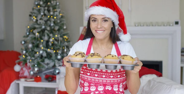 Charmante jongedame met verse gebakken koekjes — Stockfoto