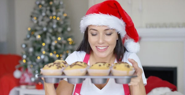 Mujer sonriente con una bandeja de pasteles recién horneados — Foto de Stock