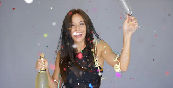 Riendo mujer vivaz celebrando el Año Nuevo — Foto de Stock