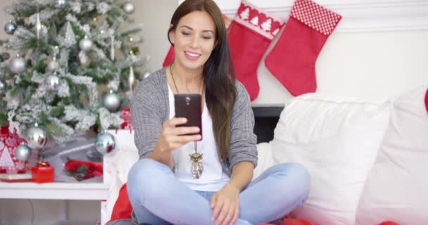 Jovem mulher verificando mensagens de Natal — Vídeo de Stock