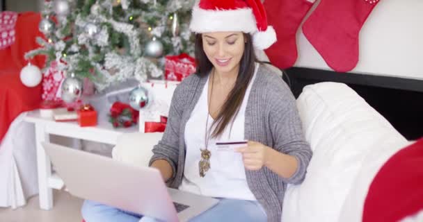 Glad ung kvinna att göra online Xmas inköp — Stockvideo