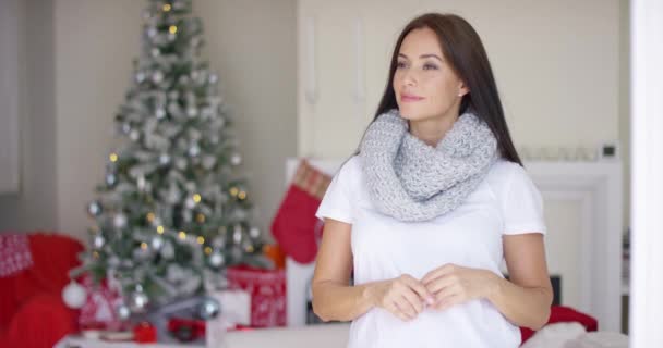 Mujer joven y amigable celebrando Navidad en casa — Vídeos de Stock