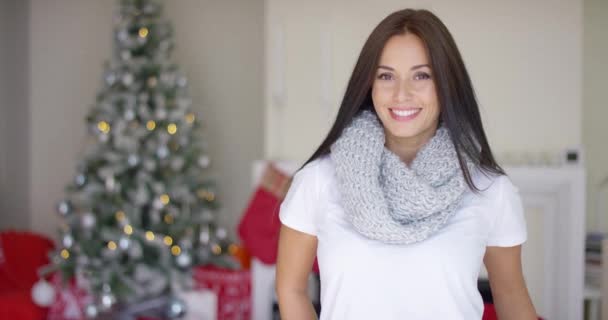 Mujer joven y amigable celebrando Navidad en casa — Vídeos de Stock