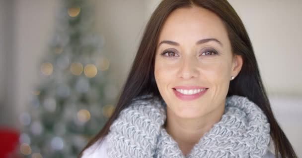 Mujer joven y amigable celebrando Navidad en casa — Vídeo de stock