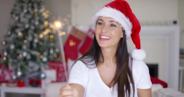 Festlig ung kvinna i röd jultomten hatt — Stockvideo