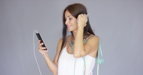 Mujer joven escuchando música en Año Nuevo — Vídeos de Stock