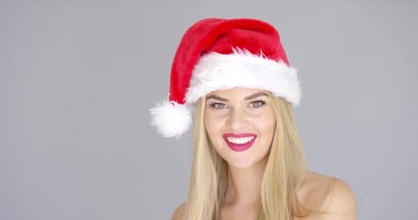 Çok güzel güzel kız poz Santa Claus şapka içinde izole — Stok video
