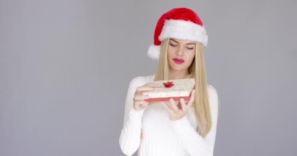 Όμορφο κορίτσι που χαμογελά μόνο μετά από ανοιχτό χριστουγεννιάτικο δώρο — Αρχείο Βίντεο