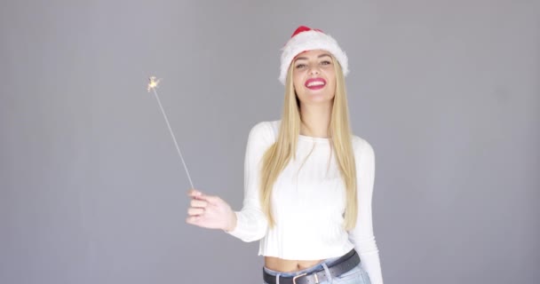 Menina loira bonita desfrutar de Natal com sparkler — Vídeo de Stock