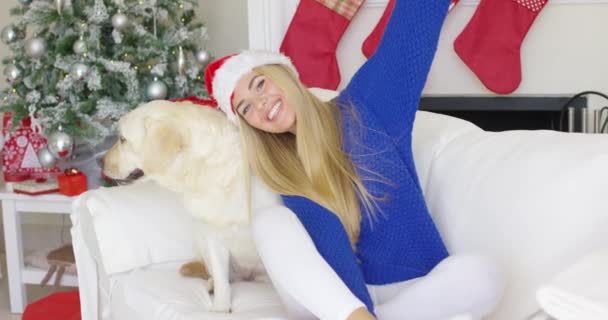 Christmas flicka med hennes hund vän på soffan — Stockvideo