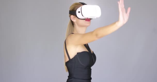 Hermosa chica rubia sexy disfruta de gafas de realidad virtual — Vídeo de stock