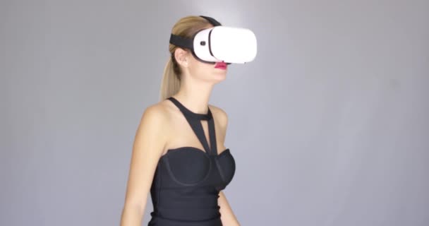 Hermosa chica rubia sexy disfruta de gafas de realidad virtual — Vídeo de stock