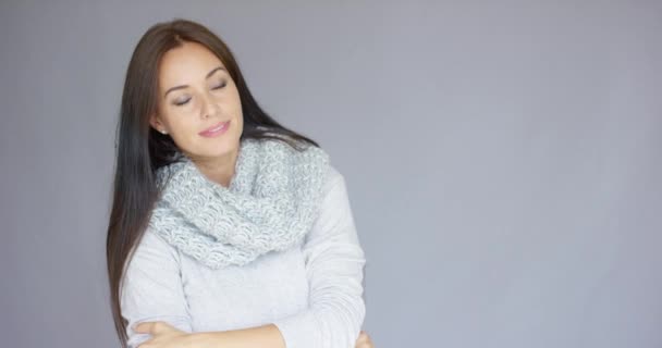 Elegant middle aged woman posing with woolen warm scarf — Stock Video