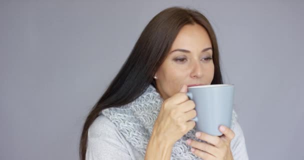 Mulher morena bonita com uma xícara de bebida quente — Vídeo de Stock